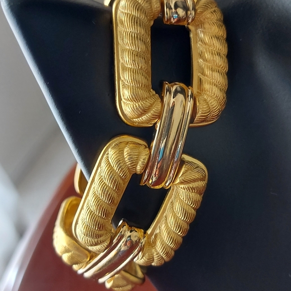 Authentic Givenchy Gold Tone oversized bracelet - Picture 3 of 10